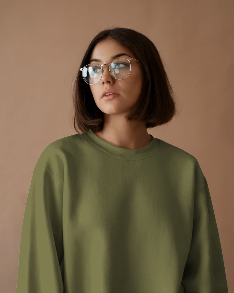 model Sweatshirt closeup olive